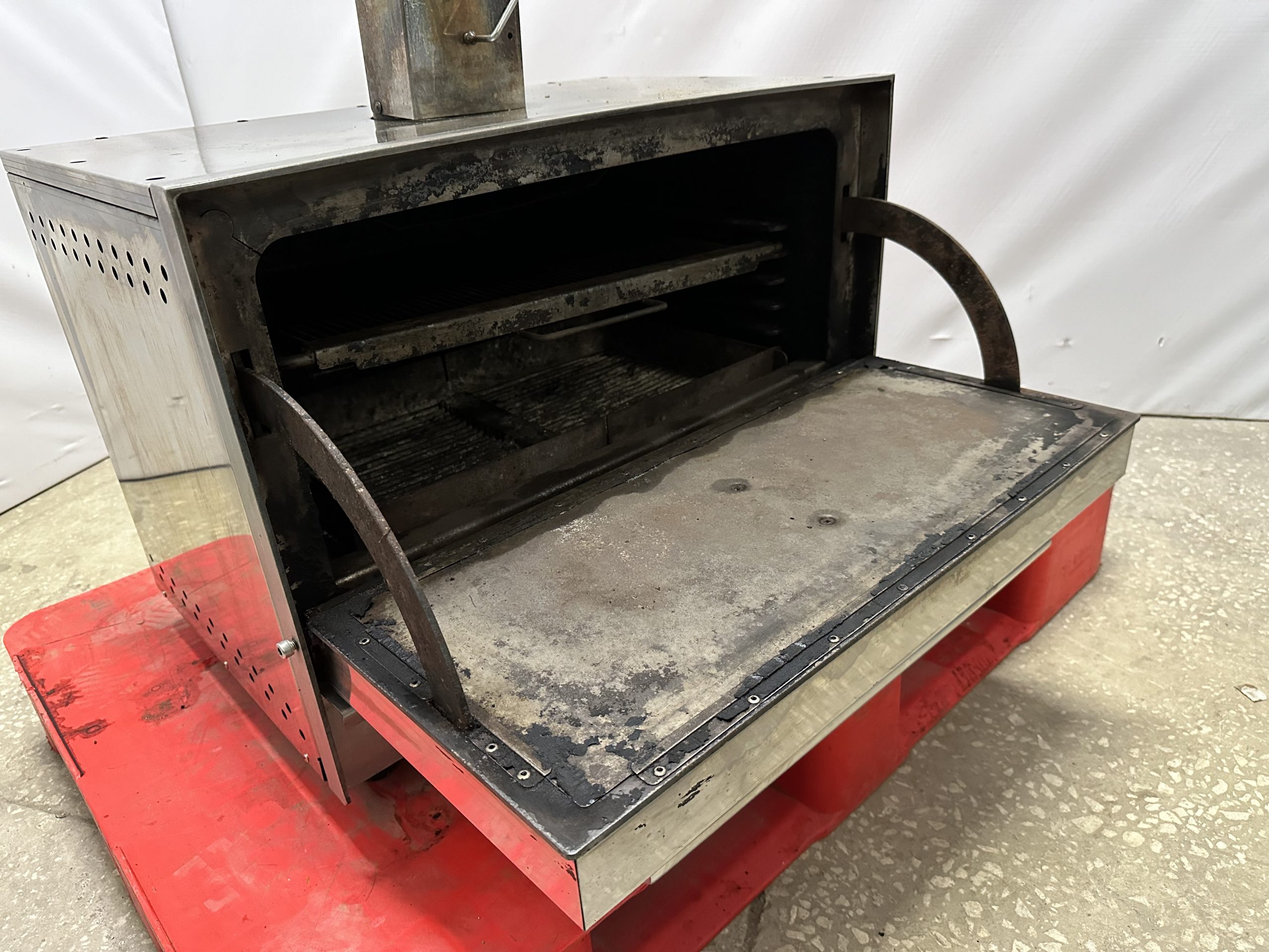 Печь-мангал Vesta 38+подставка 1000*600 c/б полка и решетка кголок краш б/у Печь-мангал Vesta 38+подставка 1000*600 c/б полка и решетка кголок краш б/у