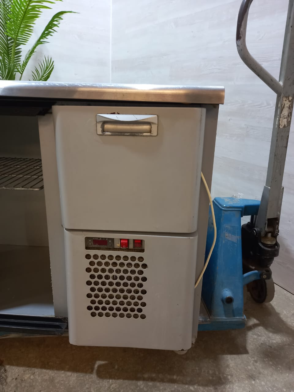 Стол холодильный Rosso BAR-360K б/у Стол холодильный Rosso BAR-360K б/у