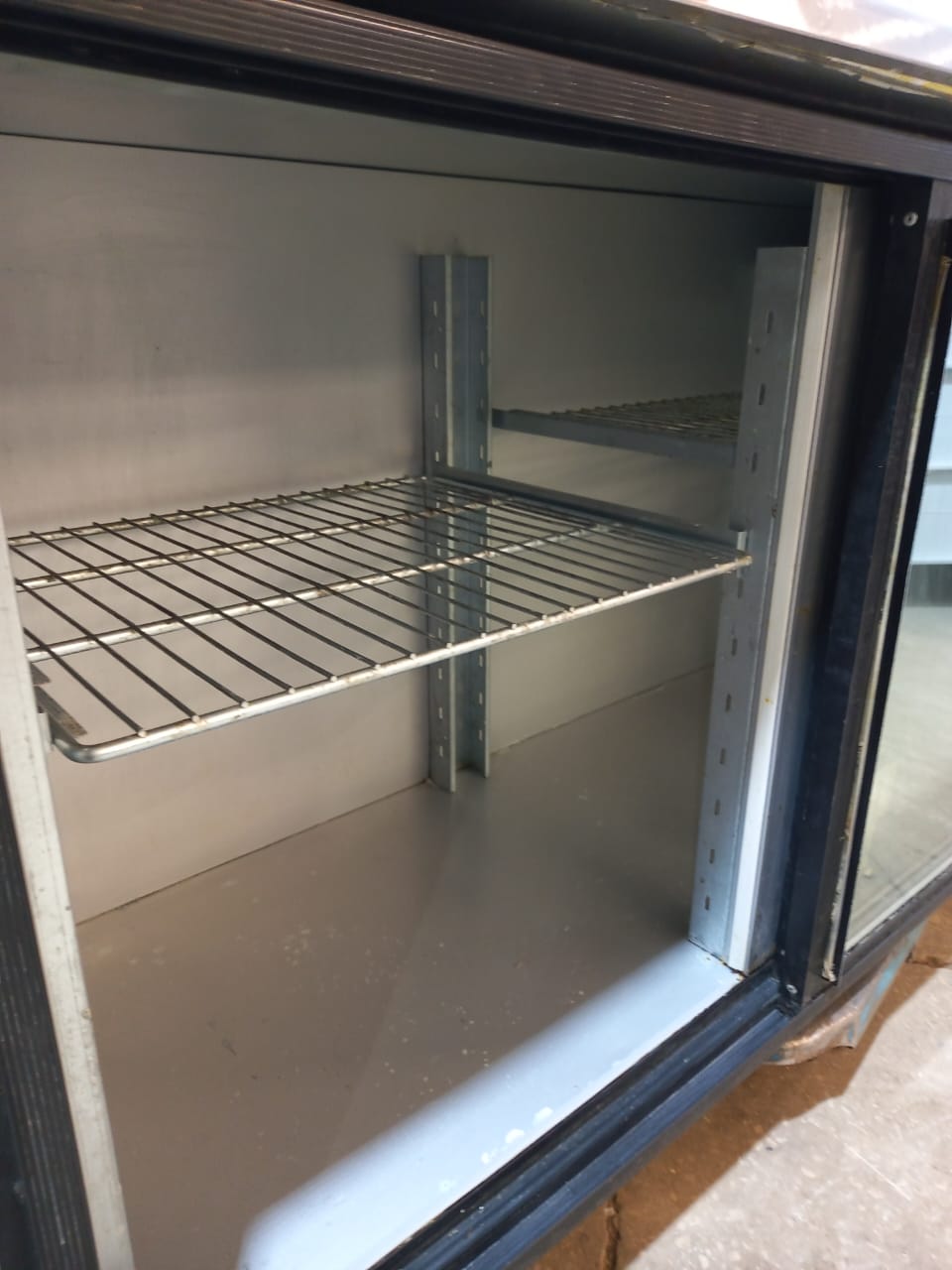 Стол холодильный Rosso BAR-360K б/у Стол холодильный Rosso BAR-360K б/у